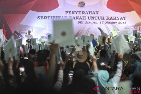 Presiden Serahkan Sertifikat Tanah