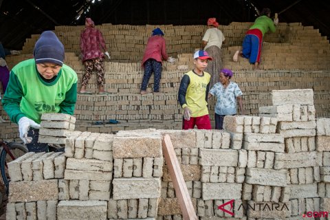 Produksi Batu Bata Meningkat