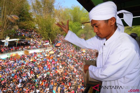 Tradisi Sebaran Apem