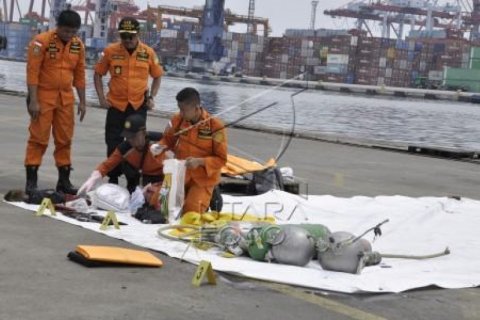 Tim SAR kumpulkan barang milik penumpang Lion JT610