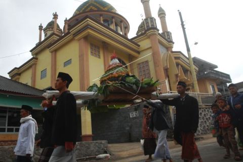 Tradisi saparan di gunung Andhong