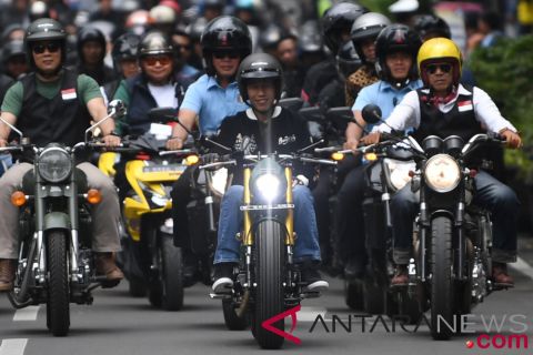 Presiden Jokowi Konvoi Bermotor Keliling Bandung