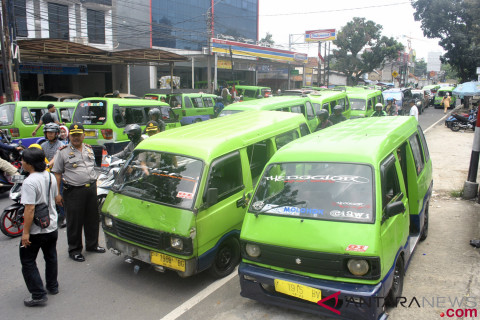 Aksi Mogok Tolak Angkot Modern