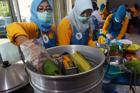 Warga kota Bandung berbagi lewat etalase makan gratis