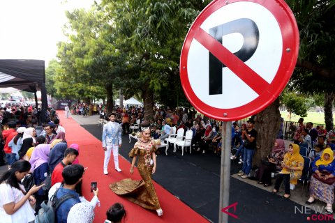 Lenggak-Lenggok Model di Catwalk Pedestrian