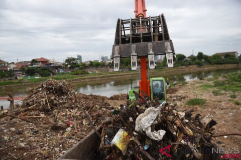 Normalisasi Kali Ciliwung Terhambat