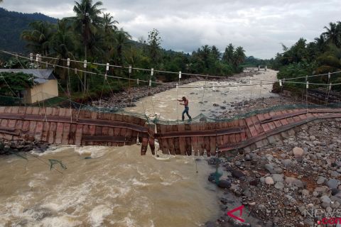 Menantang Maut Melewati Jembatan Rusak