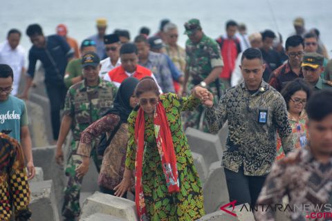 Menteri Susi Tinjau Pemecah Ombak