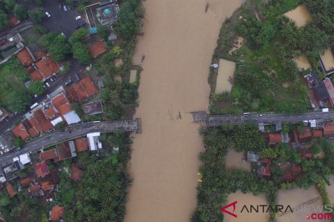 Jembatan Pasanggarahan Ambruk Akibat Banjir