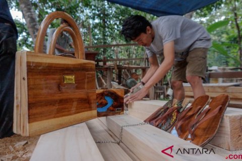 Ekspor Kerajinan Tas Dan Sandal Kayu