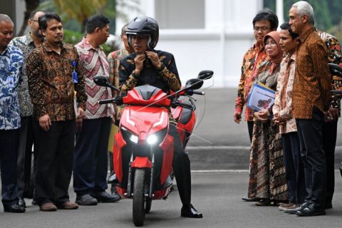Presiden Jokowi Menjajal Motor Listrik 'Gesits'