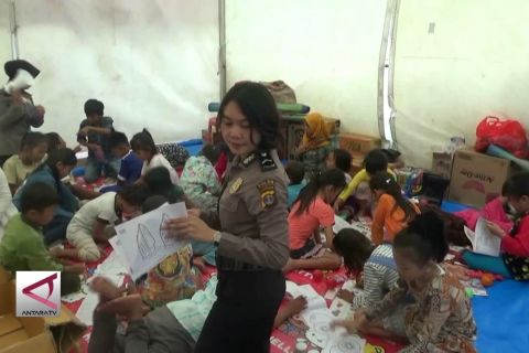 Menghibur anak korban tsunami