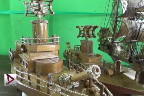 Miniatur pinisi dari limbah bambu