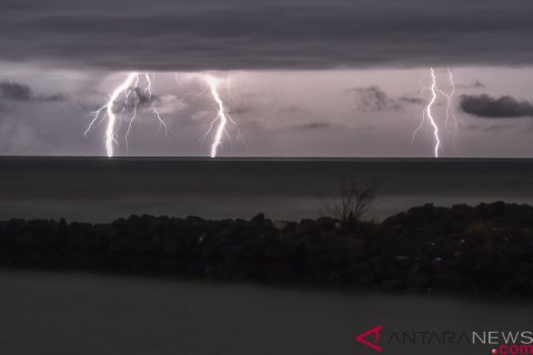 Petir Aktivitas Gunung Anak Krakatau