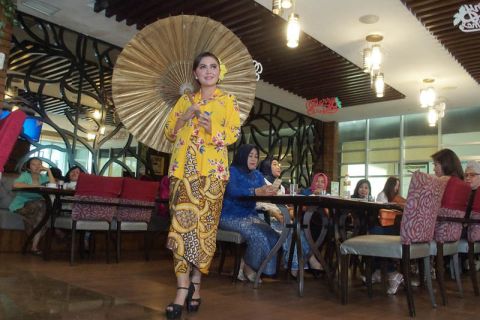 Peragaan busana hari ibu