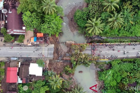 JEMBATAN JALAN PADANG - BUKITTINGGI  AMBRUK