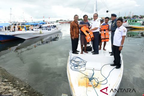 Pelni Bagikan Jaket Pelampung