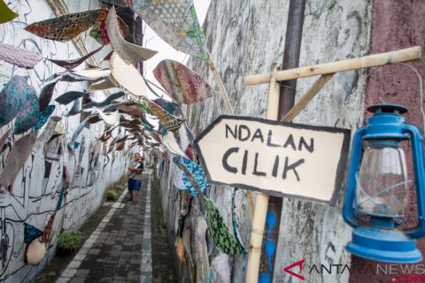 Hiasan Batik Gang Kecil Kampung Laweyan