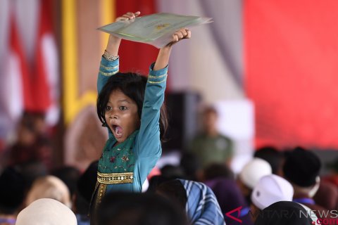 Presiden Jokowi Serahkan Sertifikat Tanah di Bangkalan