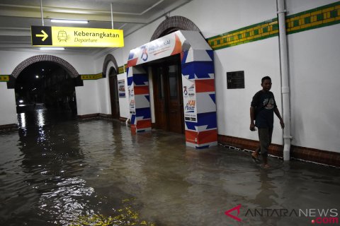 Banjir Rendam Stasiun Tawang Semarang