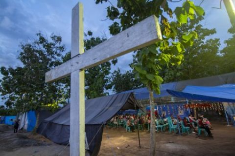 Ibadah Natal di Gereja darurat