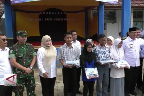 Ribuan seragam sekolah untuk warga korban tsunami