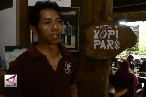 Menikmati kopi lokal & kuliner tradisional