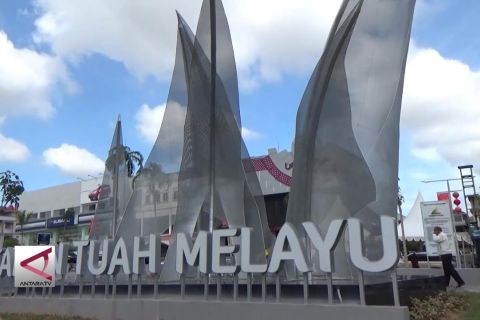 Ada layar terkembang serupa perahu di Taman Tuah Melayu