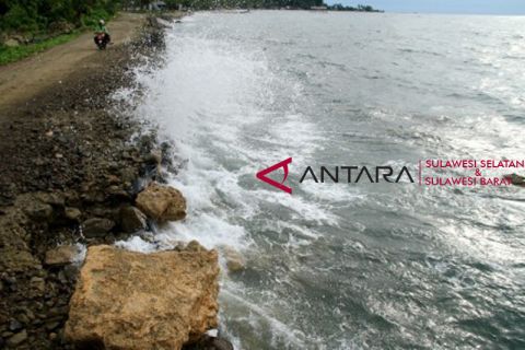 Jalan rusak akibat abrasi