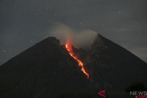 Gunung Merapi keluarkan lava pijar
