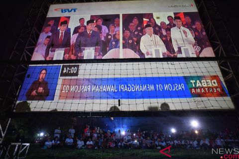 Nobar debat capres di lapangan belakang hotel Bidakara