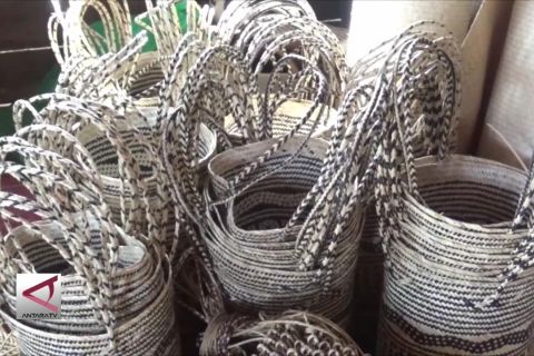 Menganyam rotan, mengembangkan aset daerah