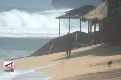 Waspada gelombang tinggi di Pesisir Selatan Jawa