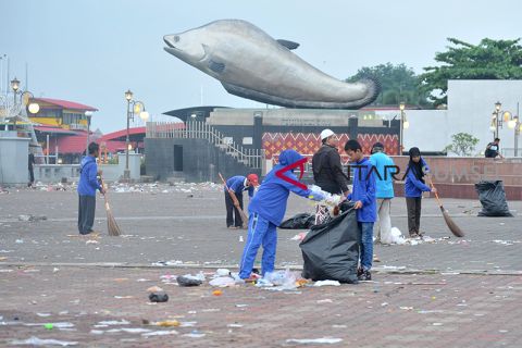 Sisa-Sampah Tahun Baru di Palembang