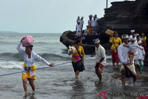Persembahyangan umat Hindu di Pura Tanah Lot