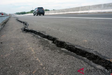 Jalan tol Pemalang-Batang retak