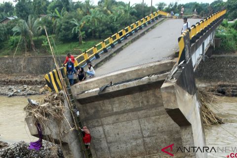 Naiki tangga darurat di jembatan ambruk
