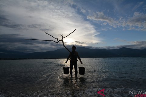 Pertunjukkan seni mengenang gempa bumi Palu