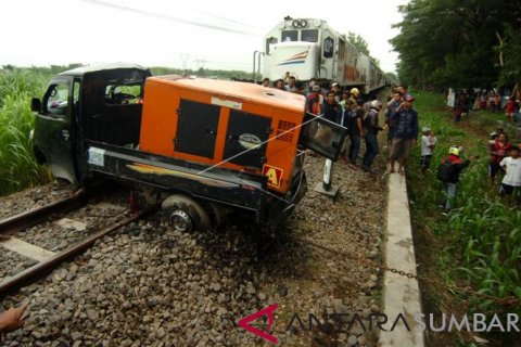 Kecelakaan mobil tertabrak kereta api