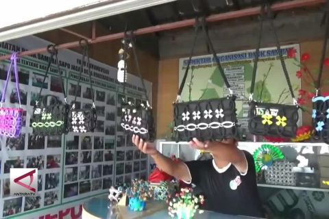 Menyulap limbah gelas plastik menjadi tas cantik