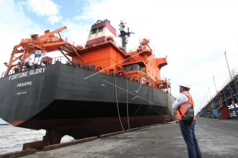 Kapal Tanker di Pelabuhan Dumai