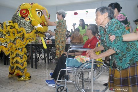 Atraksi barongsai di panti jompo