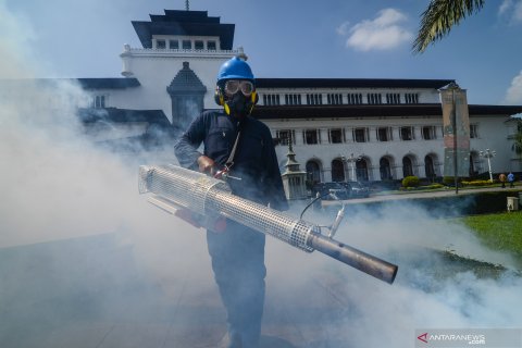 Fogging di Gedung Sate