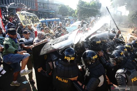 Simulasi pengamanan kantor KPU Depok