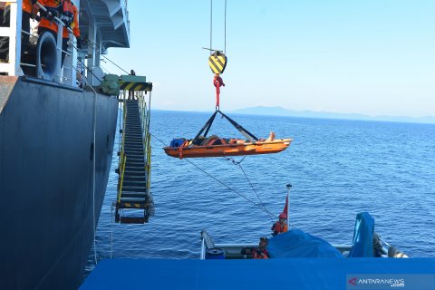 Evakuasi ABK Shimanami Star bermuatan kayu log