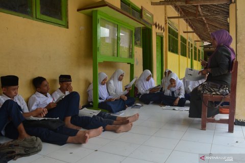 Siswa MTs belajar di teras sekolah