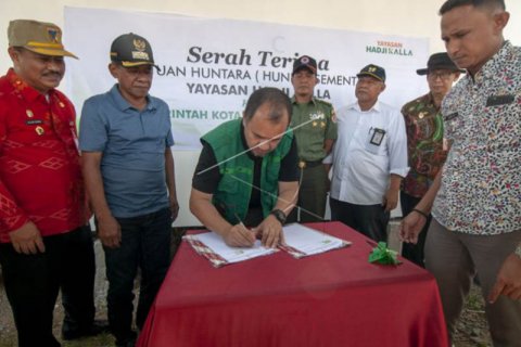 Penyerahan huntara Kalla Grup