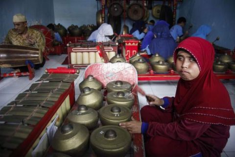 Penyandang tunanetra latihan gamelan