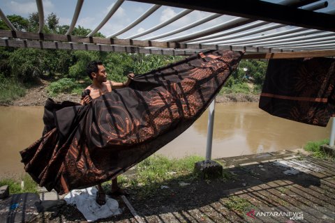 Kerajinan batik motif Girli dari Sragen