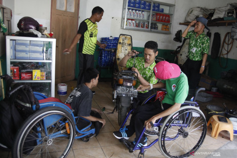 Siswa SLB praktek otomotif